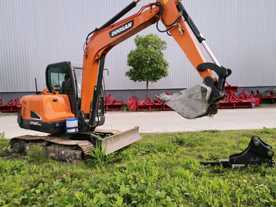 附近20小微型挖掘机出租